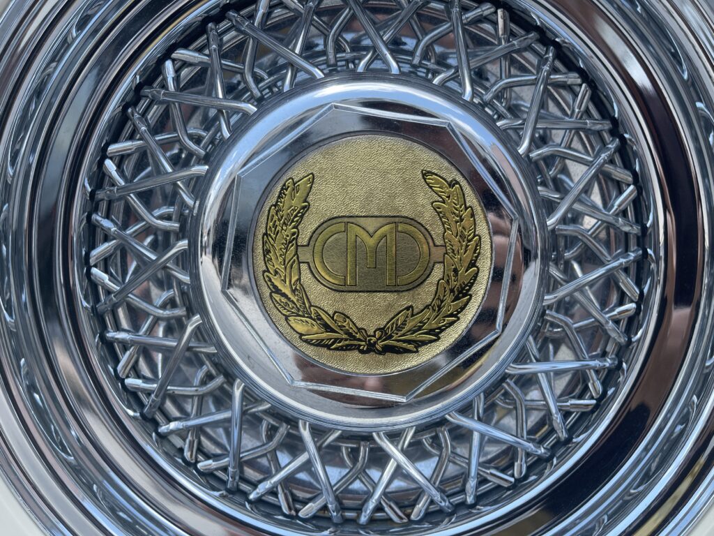 Classic Motor Carriages "CMC" wheel hub emblem. (©Photo by Segura)