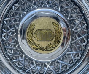 Classic Motor Carriages "CMC" wheel hub emblem. (©Photo by Segura)