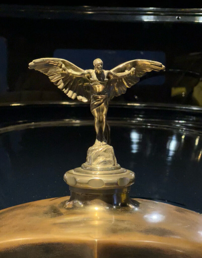 1928 Farman Limousine NF1 hood ornament. (©Photo by Quim Massana)