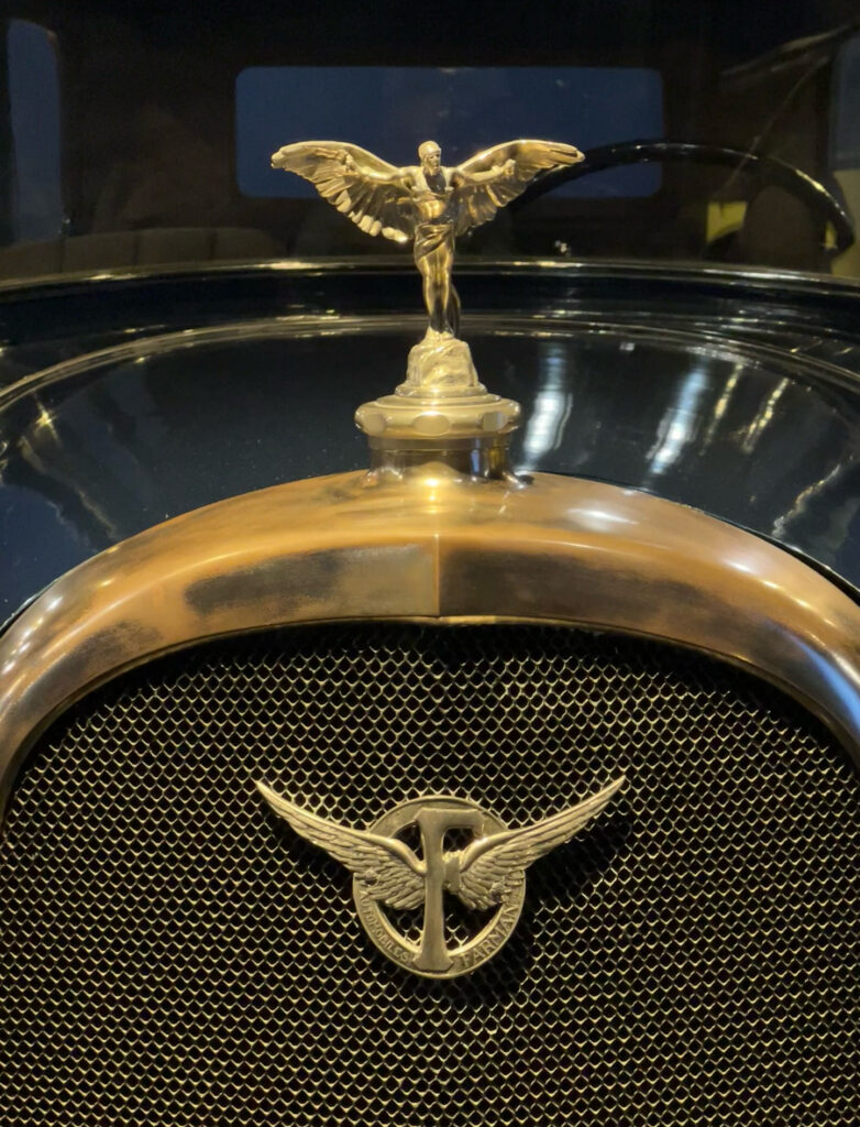 1928 Farman Limousine NF1 hood ornament. (©Photo by Quim Massana)