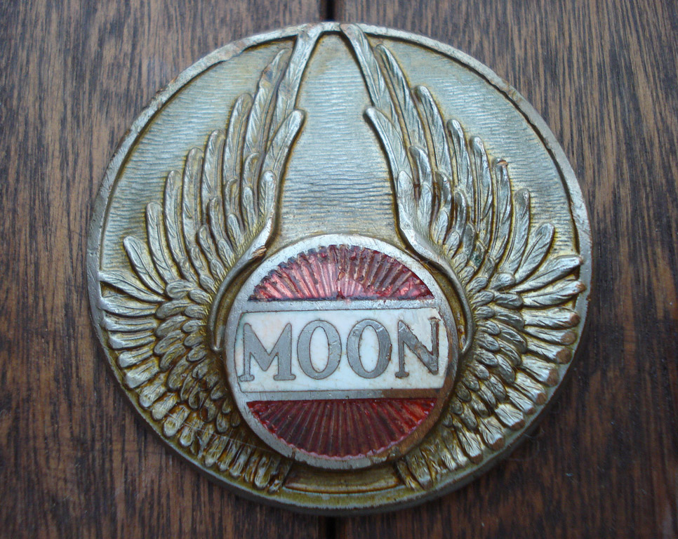 1905-1930 Moon radiator emblem. (source: Apijunior)