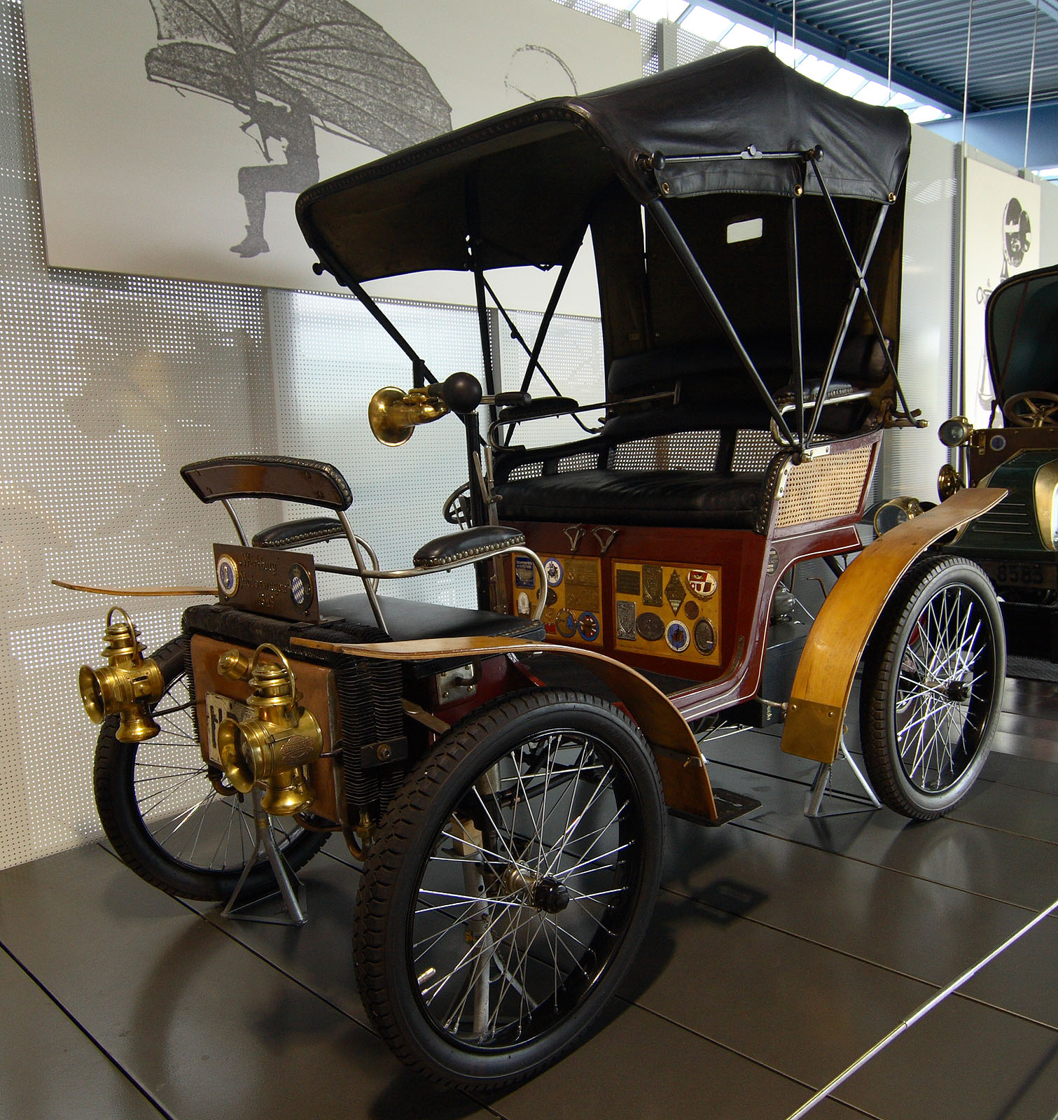 The 1898 “Wartburg” automobile from Fahrzeugfabrik Eisenach (FFE, later Automobilwerk Eisenach) at the EFA Museum for German Automobile History in Amerang. The “Wartburg” was a licensed model of the French “Decauville” car. (image source: Wikipedia)