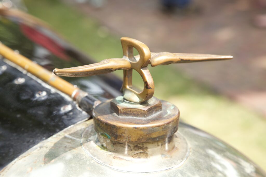 1925 Bentley 3-litre "winged B" hood ornament. (©Photo by Segura)