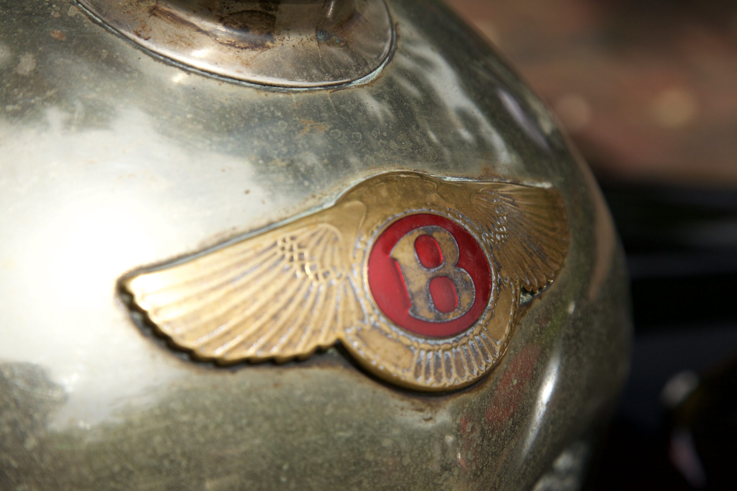 1925 Bentley 3-litre radiator emblem. (©Photo by Segura)