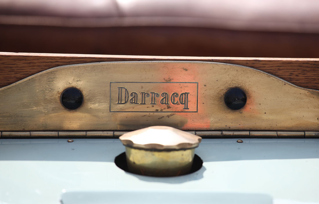 1905 Darracq front emblem. (by Joaquim Massana of Petit Comite).