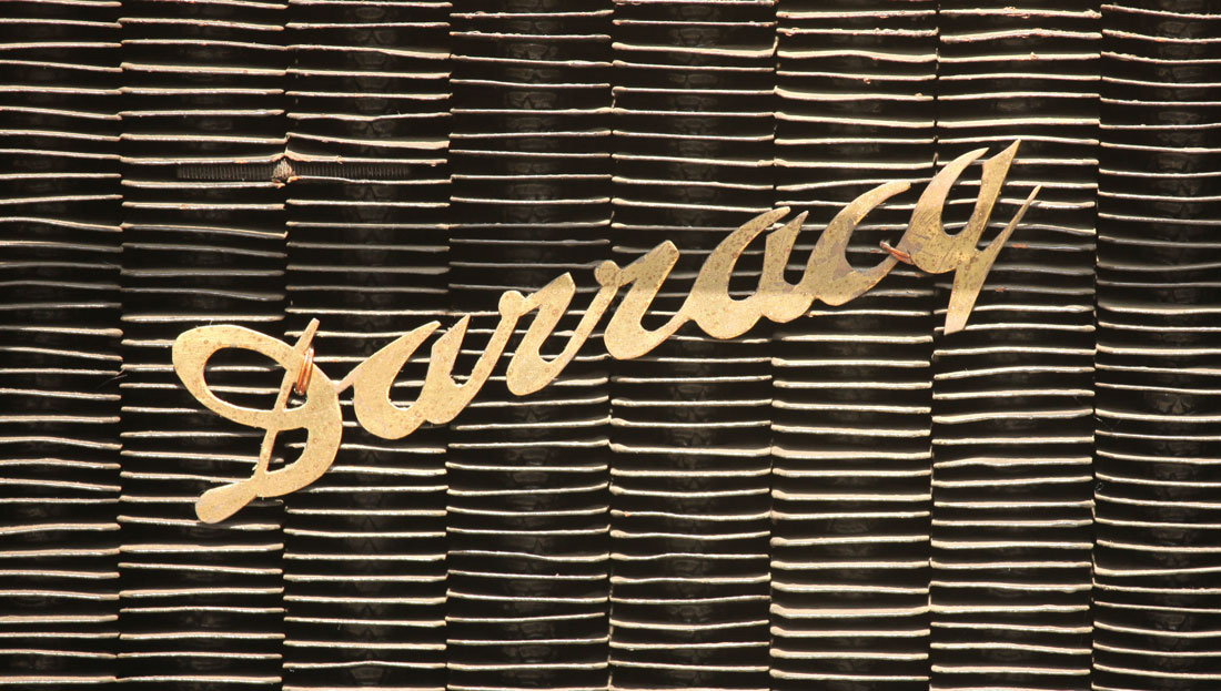 1905 Darracq front grill emblem. (by Joaquim Massana of Petit Comite).