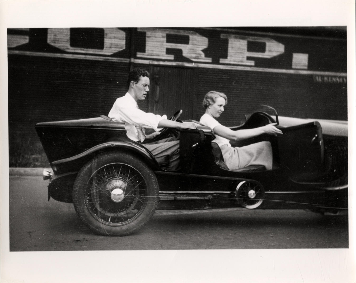 John M. Booth and Ellen Norlen in a Da Vinci "Pup" cyclecar in 1934, designed by James Scripps Booth. (source: National Automotive History Collection, Detroit Public Library)