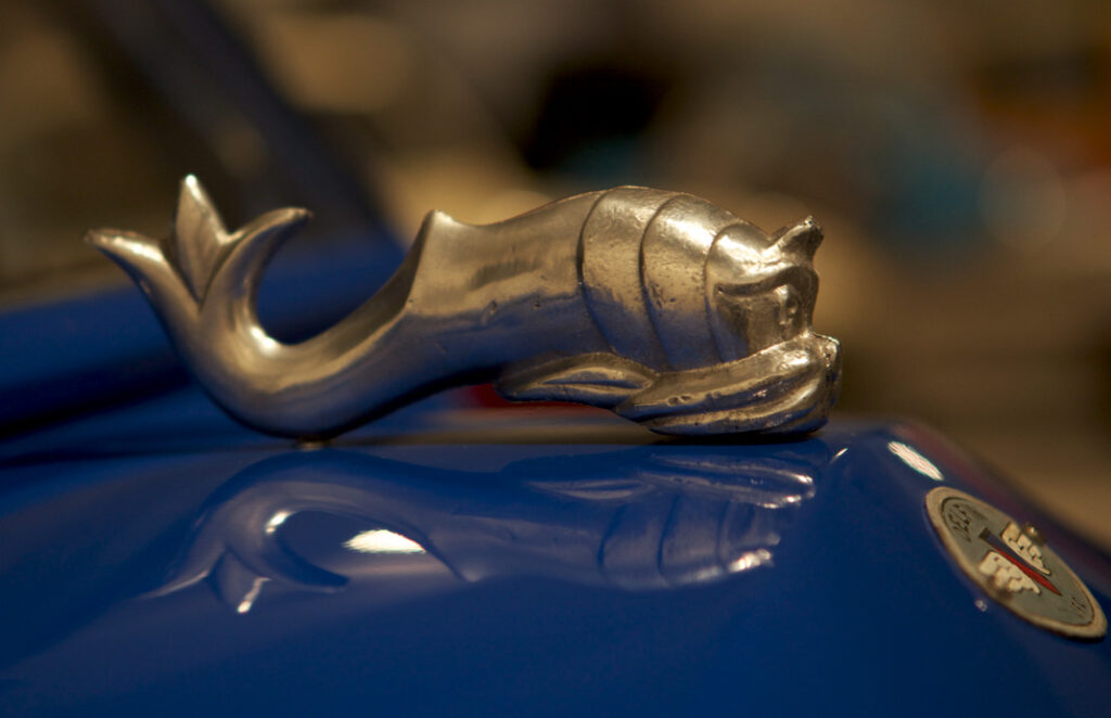 Delfin hood ornament.