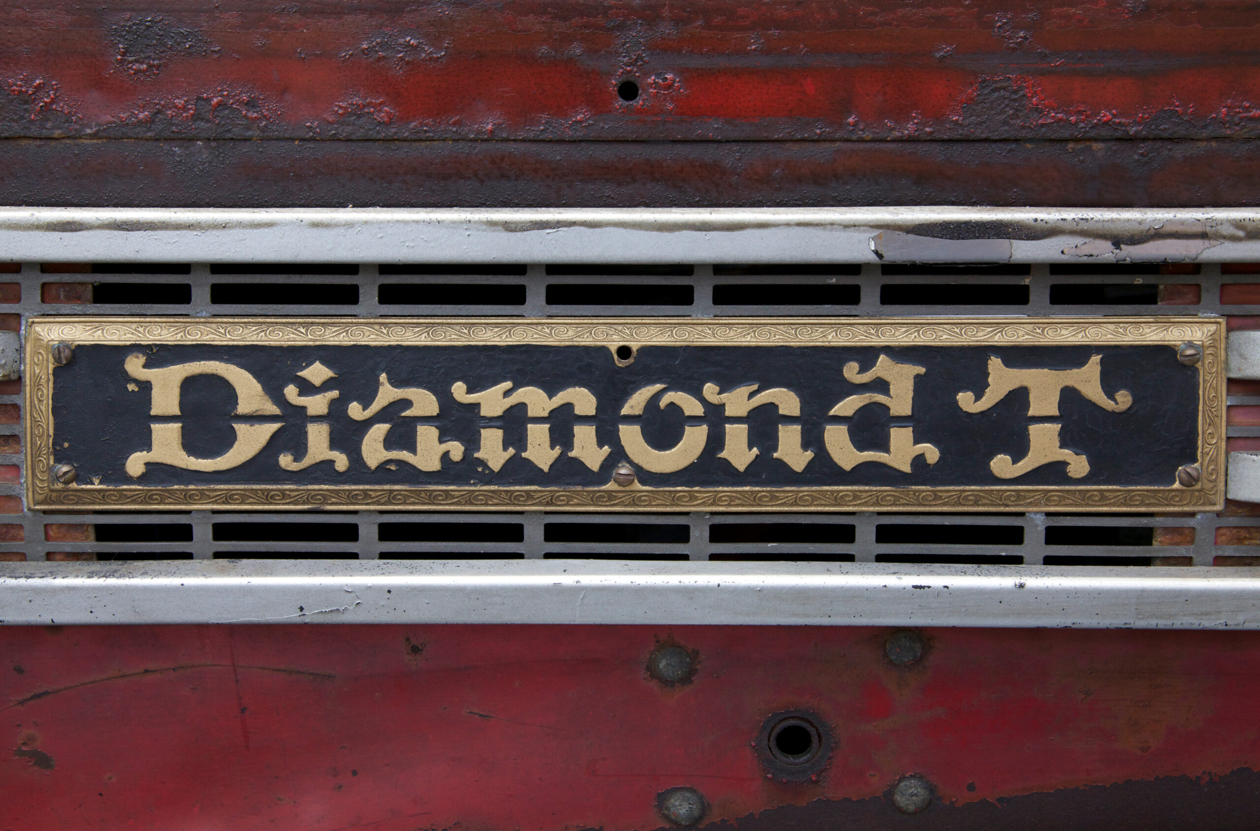 1947 Diamond T emblem. (©Photo by Segura)