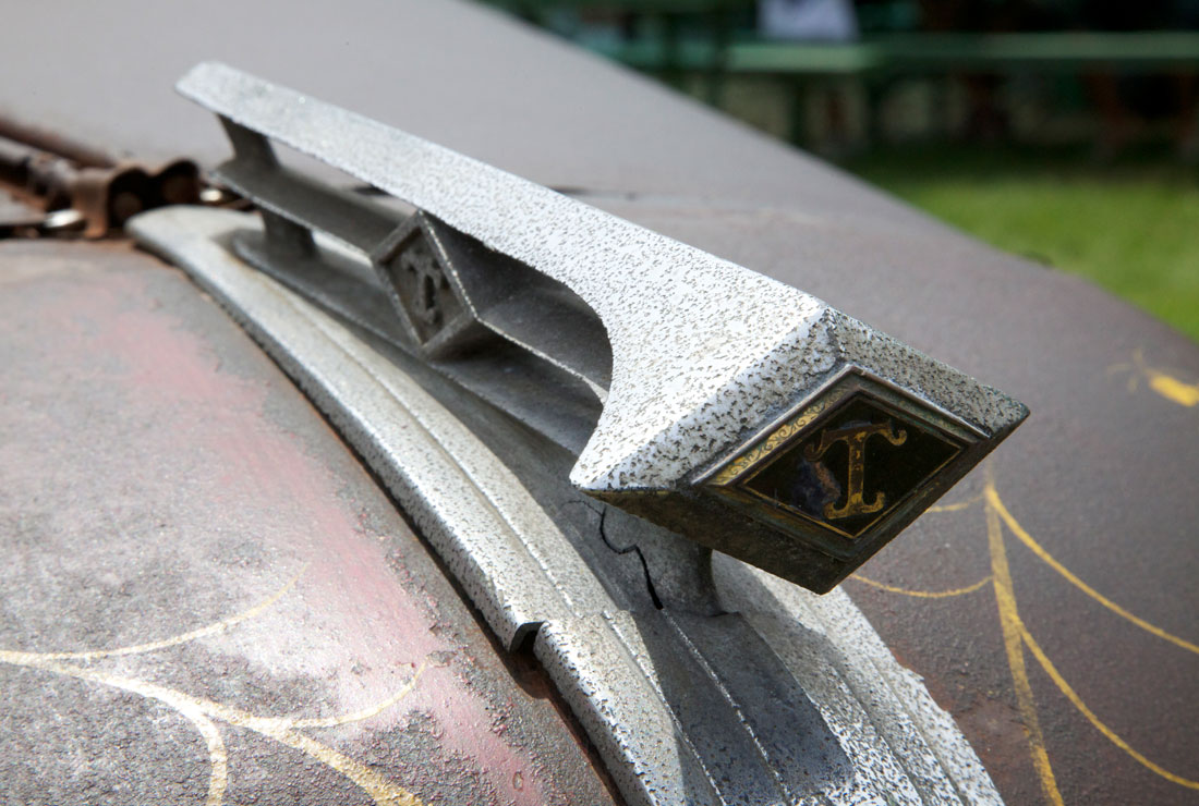 1947 Diamond T hood ornament. (©Photo by Segura)