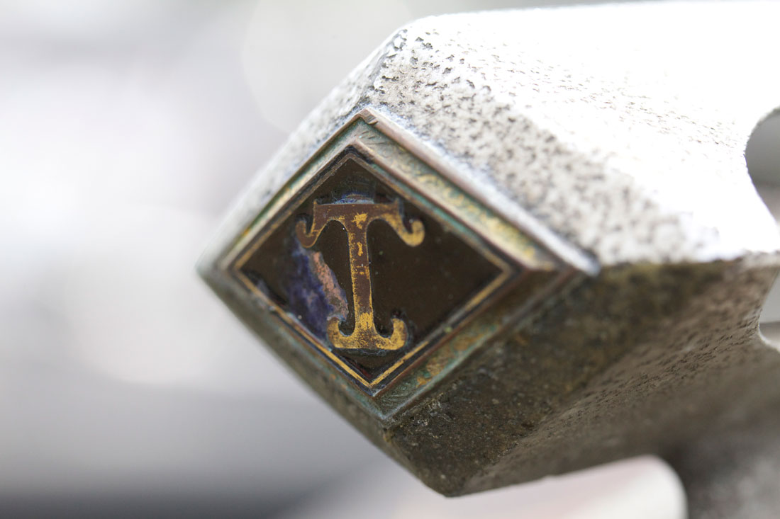 1947 Diamond T hood ornament detail. (©Photo by Segura)