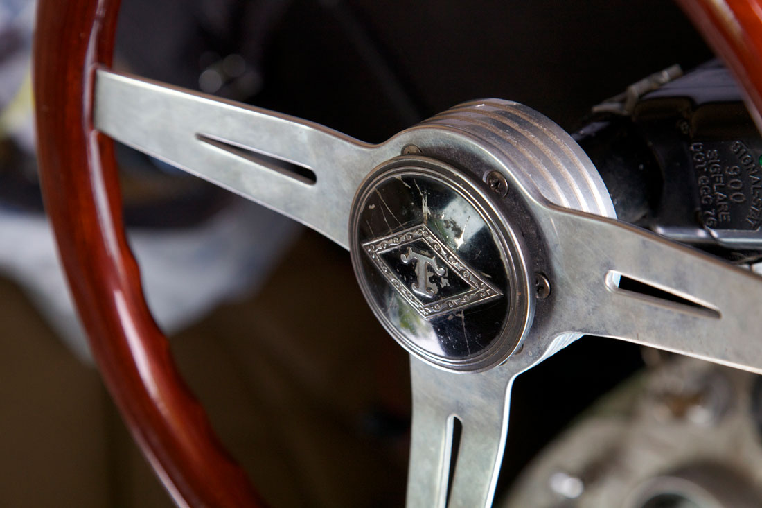 1947 Diamond T horn emblem. (©Photo by Segura)