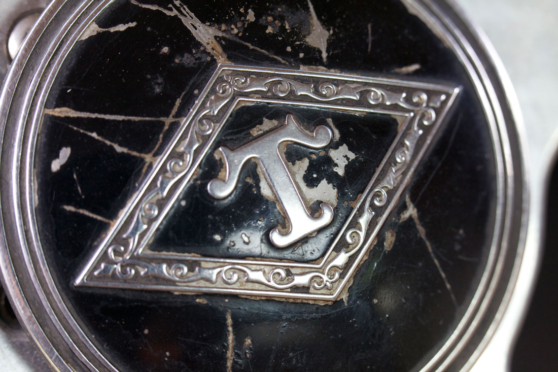 1947 Diamond T horn emblem. (©Photo by Segura)