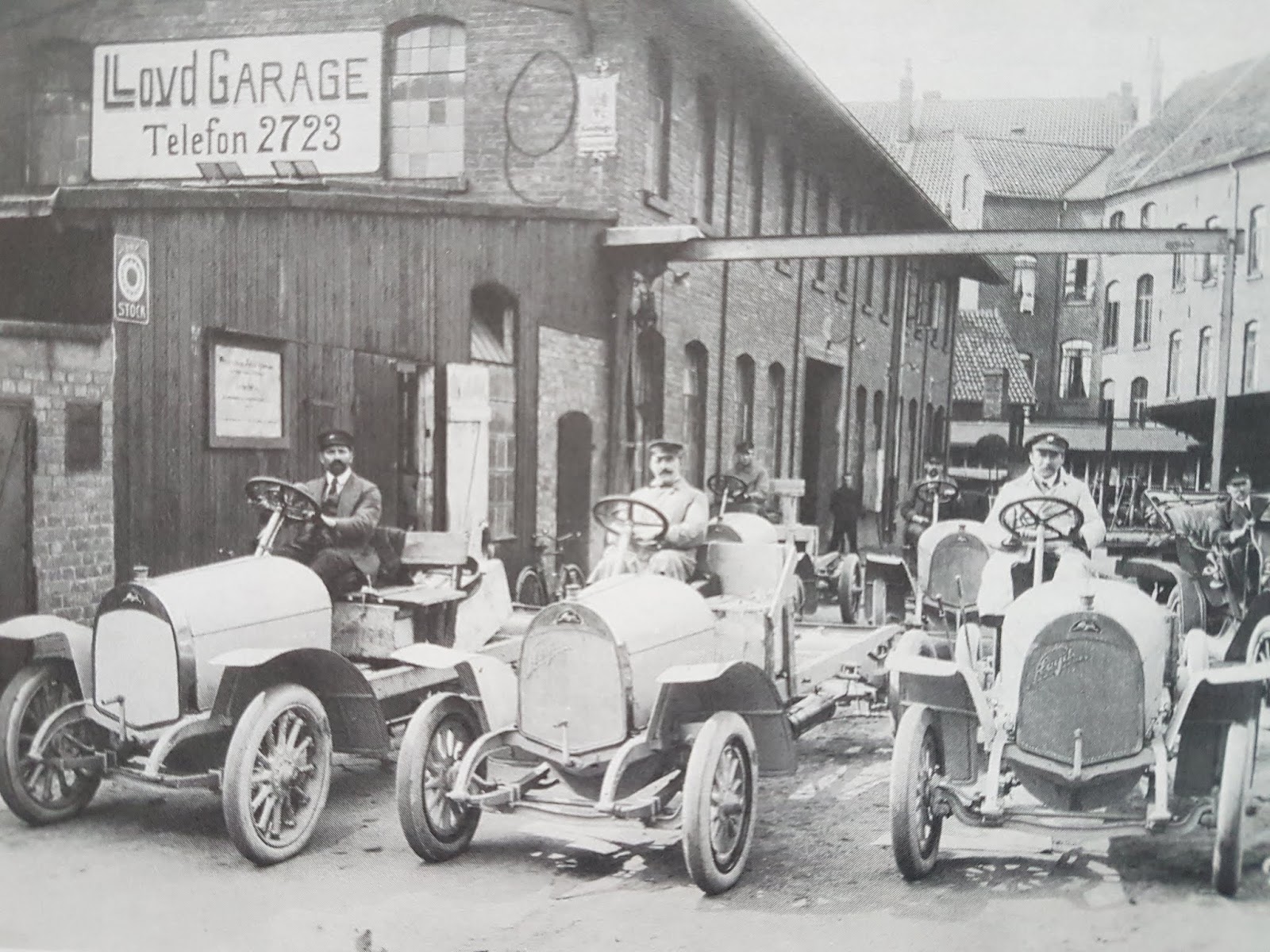 Lloyd Garage. (source: Radiator Emblem Collection)