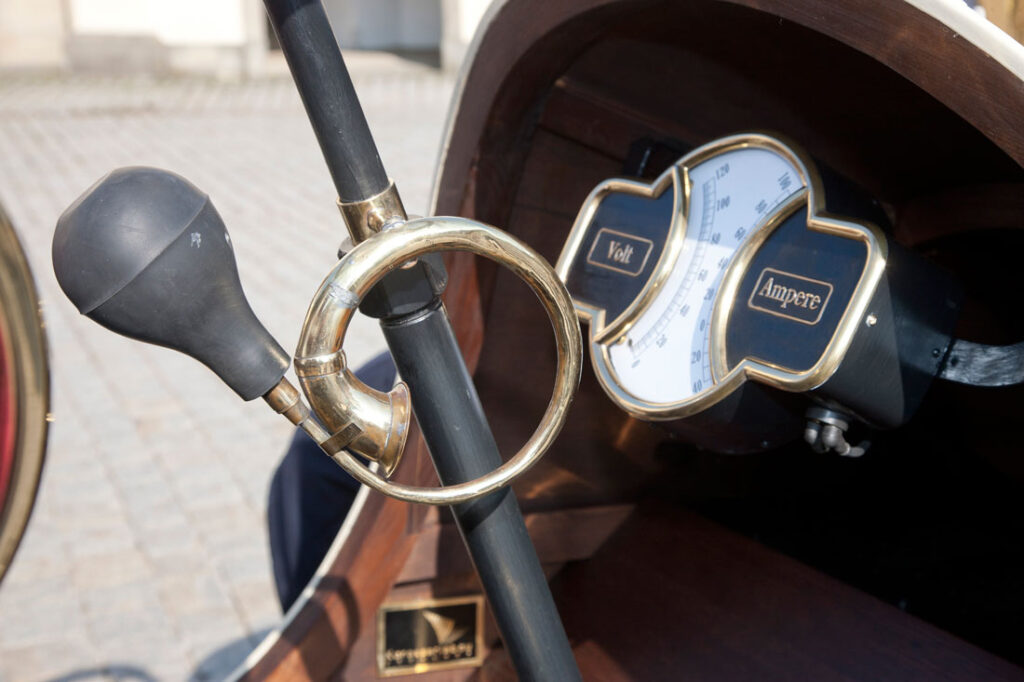 1900 Lohner-Porsche Semper Vivus gauge cluster. (source: Porsche) 