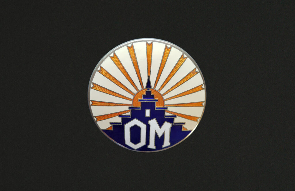 This OM emblem is a combination of the Suisse Saurer truck emblem and the Italian OM emblem as the OM was built under licence. (source: Radiator Emblem Collection)