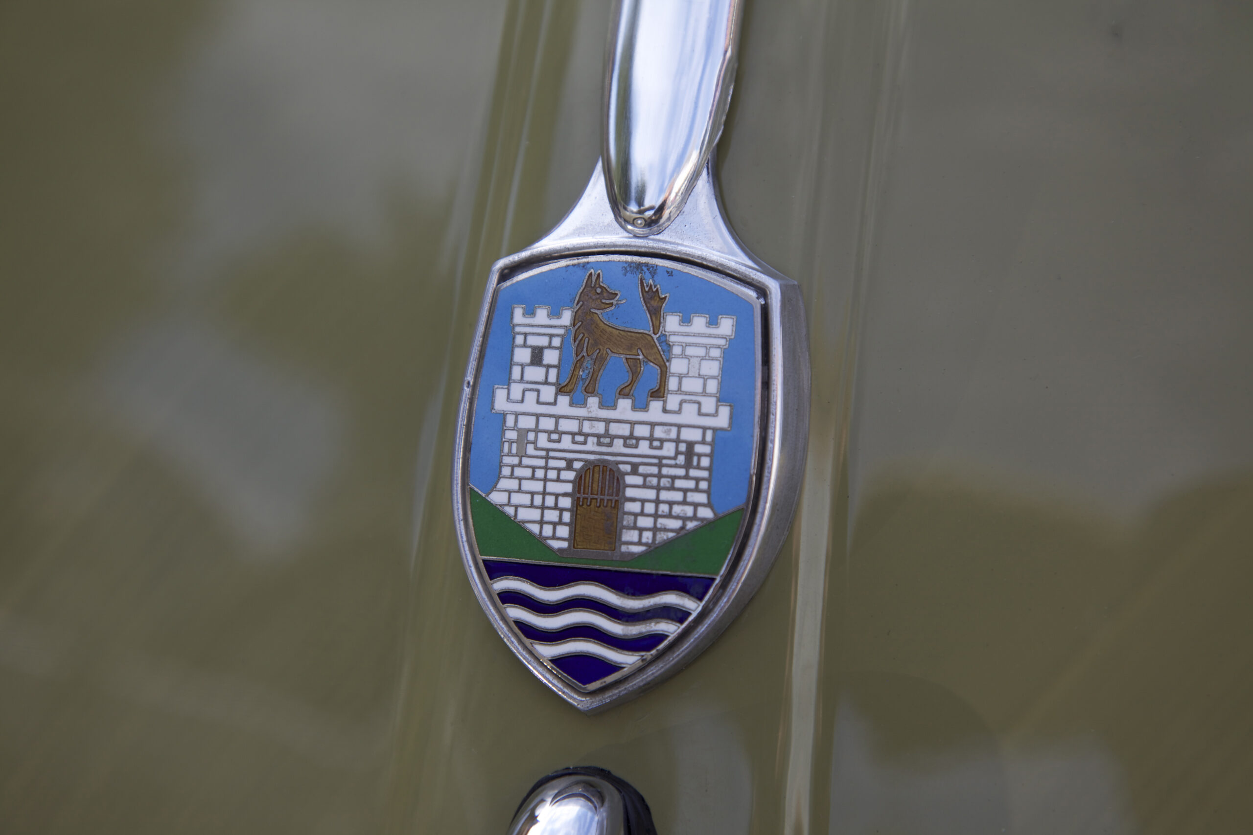 1956 Volkswagen Wolfsburg Crest emblem on a Beetle. (©Photo by Segura)